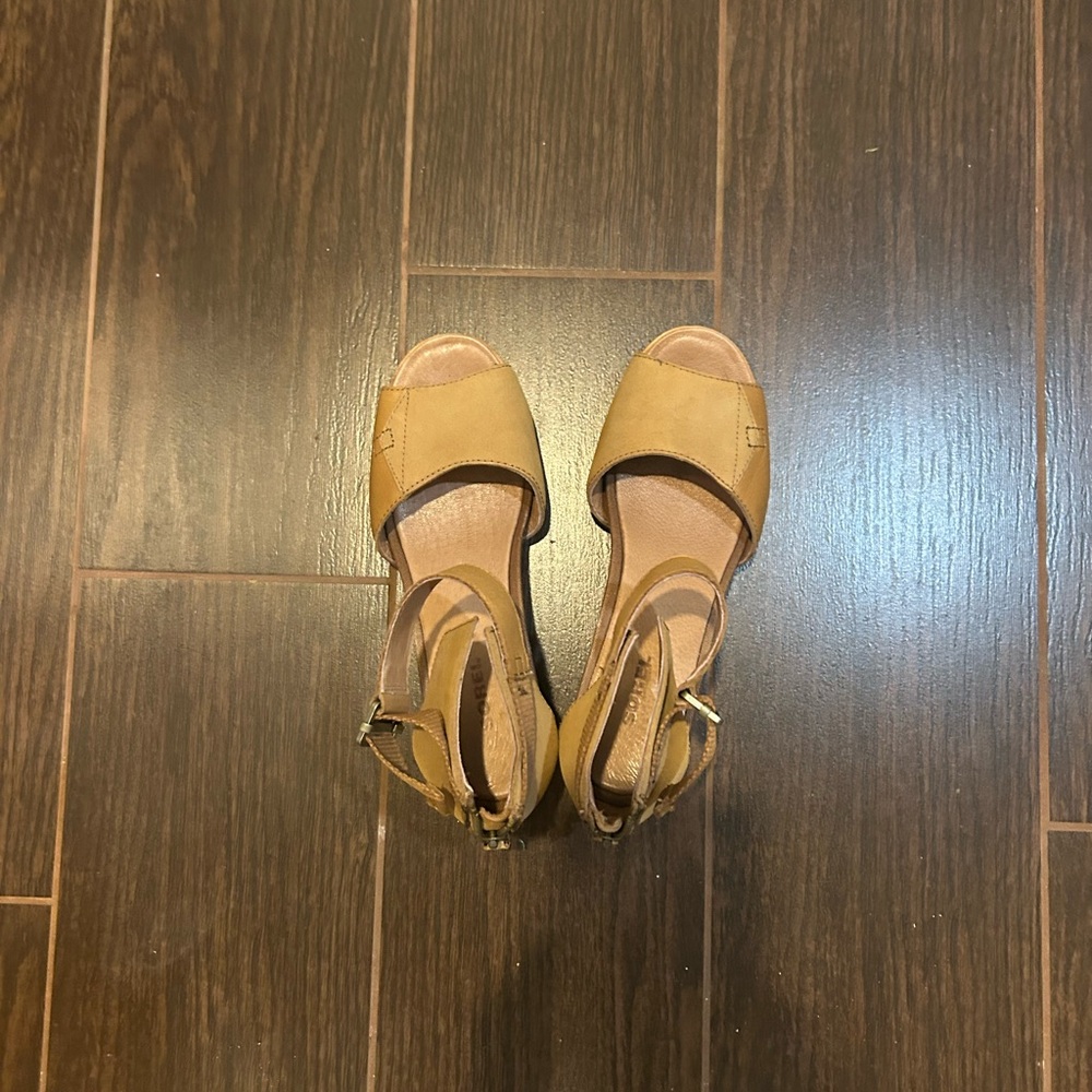 Elegant Tan Leather Sandals
